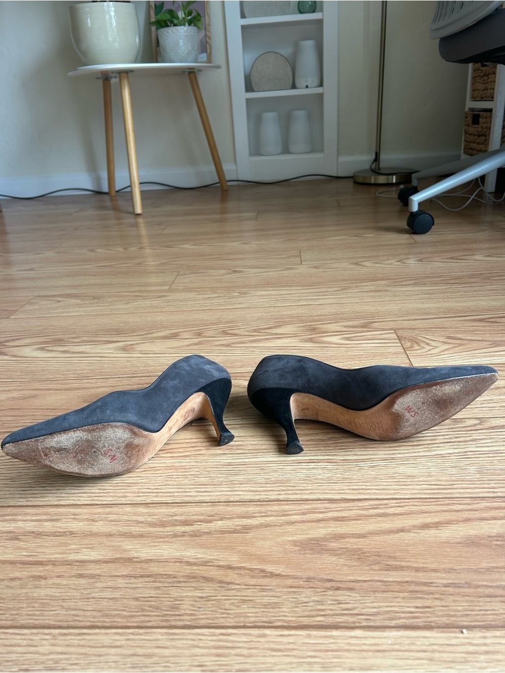 Manolo Blahnik Two-Tone Suede Pointed Toe Pumps Heels 37.5 / US 7.5 - Picture 3 of 3